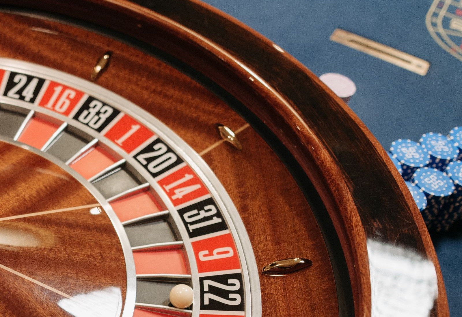 Live-Roulette-Tisch: reales Rad und Chips auf dem Spieltisch